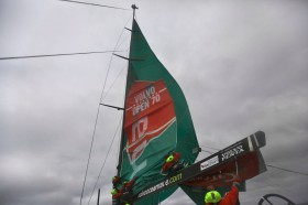 Brad Marsh löst auf der 30 Meter hohen Groupama Mastspitze das verklemmte Großfall. © Yann Riou/Groupama Sailing Team/Volvo Ocean Race
