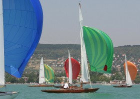 Die 30er Schären auf dem Plattensee segeln wegen limitierter Spibaumlänge mit eher kleinen 85 qm Spinnakern. © Ungarische 30er Klassenvereinigung