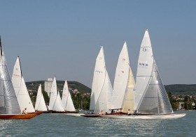 Die Plattensee 30er sind länger, schwerer, haben ein kürzeres J-Maß (Vorsegelbasis), mehr Tuch im Groß und deutlich kleinere Spinnaker. © Ungarische 30er Klassenvereinigung