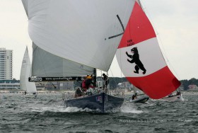 "SEB II" (ex Toshiba) wird am Start kurz von der "Walross IV" bedrängt, gewinnt aber schließlich sogar berechnet. © rostocksailing