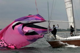 KRABAUTER liekt ihr pinkes Hauptstadt-Feinripp keine fünf Minuten nach dem Start sauber aus. © rostocksailing