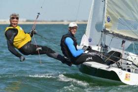 Der Kieler Martin Görge freut sich mit dem Dänen Jan Saugmann über den WM Titel im 505er. © Favreau SAP