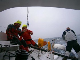 Die "Mare"-Crew beim Wachwechsel. Riechers kontrolliert noch einmal ausgiebig das Kielwasser. © Mare