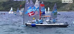 Der Olympia-Führende Jonas Hoegh-Christensen in Nöten beim vierten Start. Er berührt das Startboot in Lee.