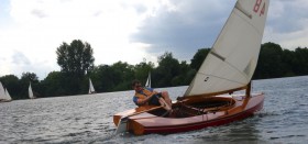 Das 54jährige Familien Finn Dinghy G-48 "Florian" knarzt über die Sechs Seen Platte bei den Duisburger Segeltagen. © Kai Kemmling