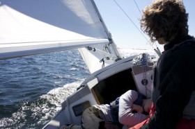 Ein erstaunliches Erlebnis in diesem Sommer. Segeln mit angenehmer Backstagbrise und Sonne. © SegelReporter