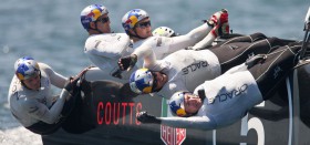 Russell Coutts biss mächtig auf die Zähne und muss sich beim Hängegurt-Einsatz an alte Finn-Dinghy-Zeiten erinnert haben. © Gilles Martin-Raget