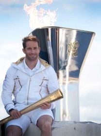 Superstar Ben Ainslie durfte die Olympische Flamme am Segelstandort in Weymouth entfachen. © World Wide Images