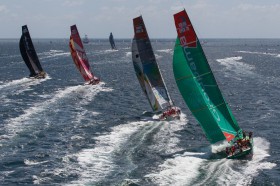 Beim Start zur neunten Etappe ist das Feld noch sauber aufgereiht. Groupama hält sich zurück. © IAN ROMAN/Volvo Ocean Race