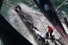 Michi Müller bei seinen letzten Handgriffen auf der neunten Volvo Ocean Race Etappe nach Galway. © IAN ROMAN/Volvo Ocean Race