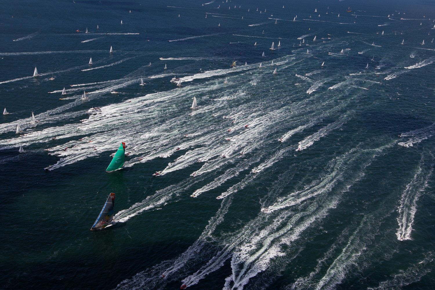 Die Spitzenboote werden vor Lorient von einer Zuschauer-Armada begeleitet. © IAN ROMAN/Volvo Ocean Race