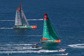 Der "Groupama 3" Trimaran, mit dem Cammas den Nonstop-um-die-Welt-Rekord brach begleitet, den französischen Volvo 70 auf den ersten Metern. © IAN ROMAN/Volvo Ocean Race