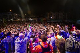 Gefeiert wie Popstars. In Galway funktioniert Segelbegeisterung auch zu später Stunde. © IAN ROMAN/Volvo Ocean Race
