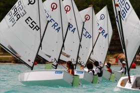 Opti-Duell Frankreich gegen Spanien. Die WM wird traditionell von zwei Teamrace Tagen unterbrochen. © Matias Capizzano