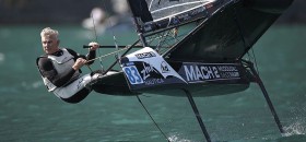 Der 56-Jährige Moth Entwickler Andrew McDougall kann als 8. immer noch gut in der Weltspitze mithalten. ©Th.Martinez/Sea&Co Der 56-Jährige Moth Entwickler Andrew McDougall kann als 8. immer noch gut in der Weltspitze mithalten. ©Th.Martinez/Sea&Co