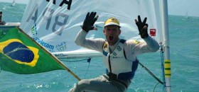 Robert Scheidt feiert seinen achten Laser WM-Titel. Er will weiter im Laser feiern. © inema.com.br