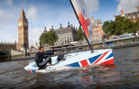Das Foto musste wohl sein. Big Ben beim Showsegeln vor dem Big Ben mit seiner sehr britisch gebrandeten "Rita" © BAR Das Foto musste wohl sein. Big Ben beim Showsegeln vor dem Big Ben mit seiner sehr britisch gebrandeten "Rita" © BAR