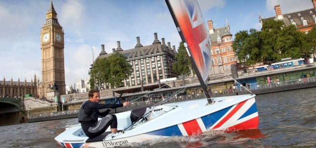 Big Ben beim Showsegeln vor dem Big Ben mit seiner sehr britisch gebrandeten "Rita" © BAR