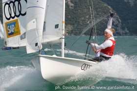 Elisabeth Panuschka reißt an der Fockschot. Sie sitzt seit dieser Saison bei Annika Bochmann im Boot. © FVR Elisabeth Panuschka reißt an der Fockschot. Sie sitzt seit dieser Saison bei Annika Bochmann im Boot. © FVR