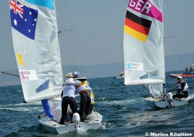 Friederike Belcher gratuliert ihrem Mann Matthew nach dem Gewinn der Goldmedaille im 470er. Kurz danach wird sie im Medalrace 3. © Marina Könitzer Friederike Belcher gratuliert ihrem Mann Matthew nach dem Gewinn der Goldmedaille im 470er. Kurz danach wird sie im Medalrace 3. © Marina Könitzer