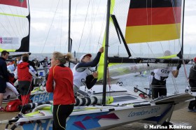 Die deutschen 49er streichen in England endgültig die Segel. Schadewaldts Freundin Moana Delle steht frierend dabei. © Marina Könitzer Die deutschen 49er streichen in England endgültig die Segel. Schadewaldts Freundin Moana Delle steht frierend dabei. © Marina Könitzer