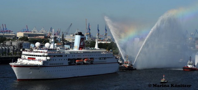 Die `Deutschland´ wird beim Einlaufen in Hamburg von einem künstlichen Regenbogen begleitet... © Marina Könitzer
