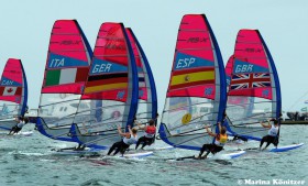 Start zum Medalrace. Die Olympiasiegerin Alabau rast in Luv über Moana Delle und macht aus einem ordentlichen Start einen schlechten. © Marina Könitzer Start zum Medalrace. Die Olympiasiegerin Alabau rast in Luv über Moana Delle und macht aus einem ordentlichen Start einen schlechten. © Marina Könitzer