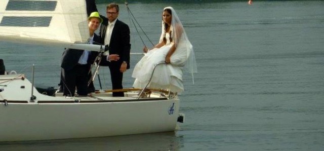 Die Braut hübsch drapiert im J/24 Heckkorb auf der Alster. © D. Thompson