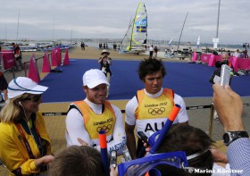Die 49er Olympiasieger gewinnen mit 24 Punkten Vorsprung. Die Taucherbrille soll auf ihre Kenterung hinweisen. © Marina Könitzer Die 49er Olympiasieger gewinnen mit 24 Punkten Vorsprung. Die Taucherbrille soll auf ihre Kenterung hinweisen. © Marina Könitzer
