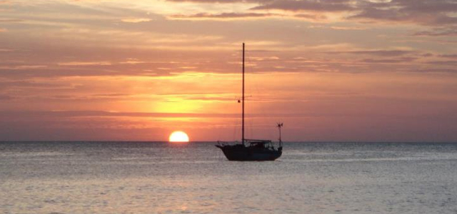 Marianne dümpelt im Sonnenuntergang – an kurzer Kette©sailing conductors