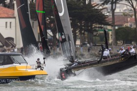 James Spithill steckt die Bugspitzen bei der Luvtonnenrundung ins Wasser, behält aber die Kontrolle. © Gilles Martin-Raget James Spithill steckt die Bugspitzen bei der Luvtonnenrundung ins Wasser, behält aber die Kontrolle. © Gilles Martin-Raget