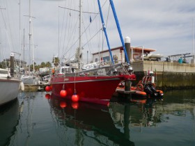 Vor meiner Blindfahrt bekomme ich heimischen Friesentee auf Erichs neuer Freydis in Cascais serviert © A.Gabriel Vor meiner Blindfahrt bekomme ich heimischen Friesentee auf Erichs neuer Freydis in Cascais serviert © A.Gabriel