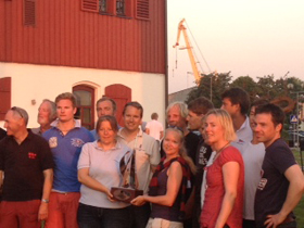 Arne Moritz nimmt mit seiner Crew von der Haspa Hamburg in Klaipeda den Preis für den ersten Platz over all entgegen © S.Rickert