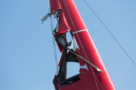 Der Wing von Luna Rossa Swordfish hängt in Fetzen nach einer Kenterung bei 25 Knoten im Vorstart-Duell. © Gilles Martin-Raget Der Wing von Luna Rossa Swordfish hängt in Fetzen nach einer Kenterung bei 25 Knoten im Vorstart-Duell. © Gilles Martin-Raget