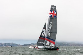 Der Match Race Weltmeister Ainslie startet mit seinem neu gebrandeten quasi Oracle Boot zuerst gegen seinen Finn-Widersacher Giles Scott. © Gilles Martin-Raget Der Match Race Weltmeister Ainslie startet mit seinem neu gebrandeten quasi Oracle Boot zuerst gegen seinen Finn-Widersacher Giles Scott. © Gilles Martin-Raget