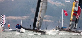 Ben Ainslie (r.) verliert beide Starts gegen Nathan Outteridge und gewinnt schließlich doch. © Gilles Martin-Raget Ben Ainslie (r.) verliert beide Starts gegen Nathan Outteridge und gewinnt schließlich doch. © Gilles Martin-Raget