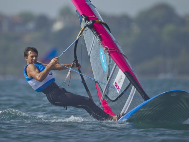 Toni Wilhelm erwischt bei schwächerem Wind keinen guten Tag. Silber gerät fast außer Reichweite. © onEdition