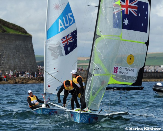 Der Australier Tom Slingsby lässt sich von seinen 49er Landsleuten zu Gold gratulieren. Sie gewinnen später vorzeitig auch Gold. © Marina Könitzer