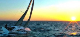 Uwe Röttgering segelt die Hanse 415 vor Greifswald. © segel-filme.de