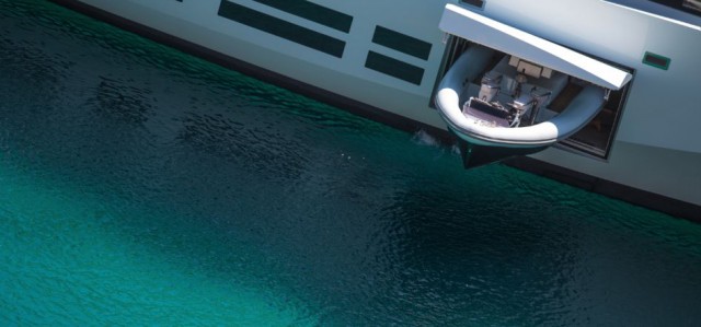 Sollte in der freien Wildbahn mal was fehlen, besorgt es der Tender. Kennt man ja von luxuriösen Wohnmobilen. Die habe auch meist einen Smart dabei. © Gilles Martin-Raget/Wally Sollte in der freien Wildbahn mal was fehlen, besorgt es der Tender. Kennt man ja von luxuriösen Wohnmobilen. Die habe auch meist einen Smart dabei. © Gilles Martin-Raget/Wally