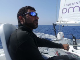 Khamis Al Anbouri übernimmt hin und wieder das Steuer des Oman Trimarans. © MOD70 Musandam-Oman Sail / On Board
