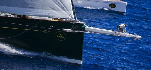 Dimensionen. Der Vorschiffsmann der 214 Fuß `Hetairos´ erscheint auf dem Bugspriet als Winzling. © Rolex / Carlo Borlenghi