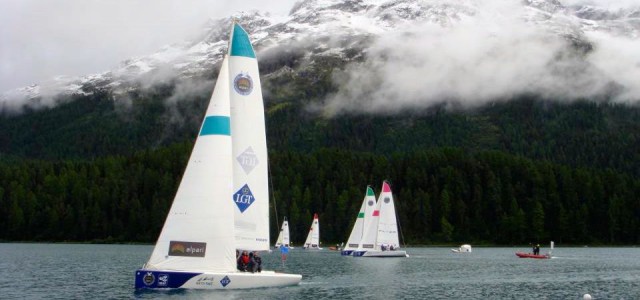 Die Flotte der Blue 26 Yachten auf dem St. Moritz See nach dem Winter-Einbruch. © stmoritz-matchrace
