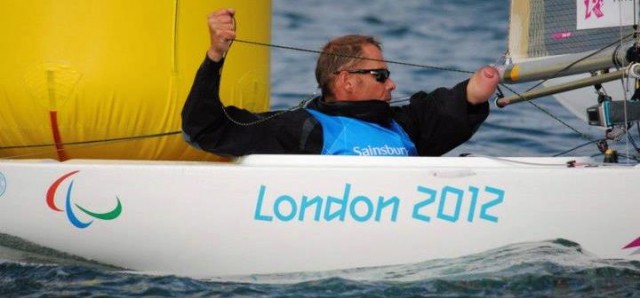 Heiko Kröger in Aktion bei den Paralympics auf seinem 2.4mR © IFDS