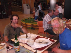 Gabriel findet mit seiner erfrischenden Art immer wieder Freunde, die ihm mal ein Essen spendieren. © AG Gabriel findet mit seiner erfrischenden Art immer wieder Freunde, die ihm mal ein Essen spendieren. © AG