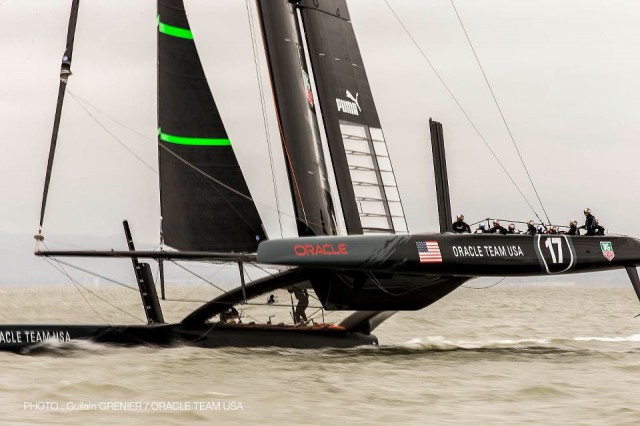 Der neue Oracle Katamaran erstmalig auf einem Bein. Gut zwölf Leute sind an Bord. © Guilain Grenier / Oracle Team USA Der neue Oracle Katamaran erstmalig auf einem Bein. Gut zwölf Leute sind an Bord. © Guilain Grenier / Oracle Team USA
