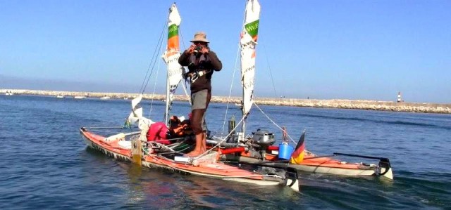 Das Abenteuer geht weiter. Portugiesen helfen Andreas Gabriel mit neuem Motor. © AG