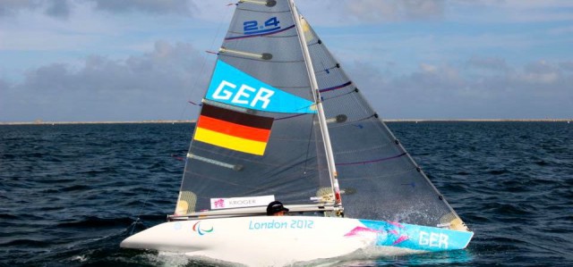 Heiko Kröger mit seinem 2.4mR in Weymouth mit "Kriegsbemalung". © onEdition