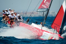 Das Schümann-Team knallt in eine Welle, hält vor Valencia aber gut mit. © Xaume Olleros/52 Superseries Das Schümann-Team knallt in eine Welle, hält vor Valencia aber gut mit. © Xaume Olleros/52 Superseries