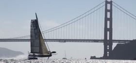 Hydroptère im Stand-by-Modus vor der Golden Gate Bridge © Thomas Lesage